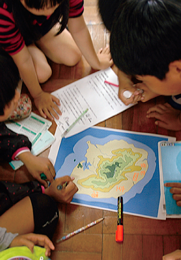 タッチプールで生きたサンゴに触れる