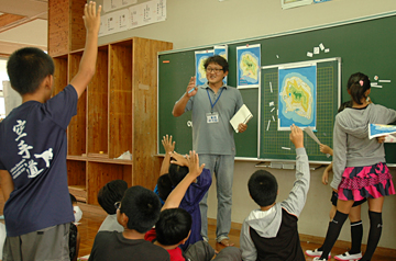 歓迎の看板に笑顔のわくわくメンバーと環境省アクティブレンジャーの春口さん